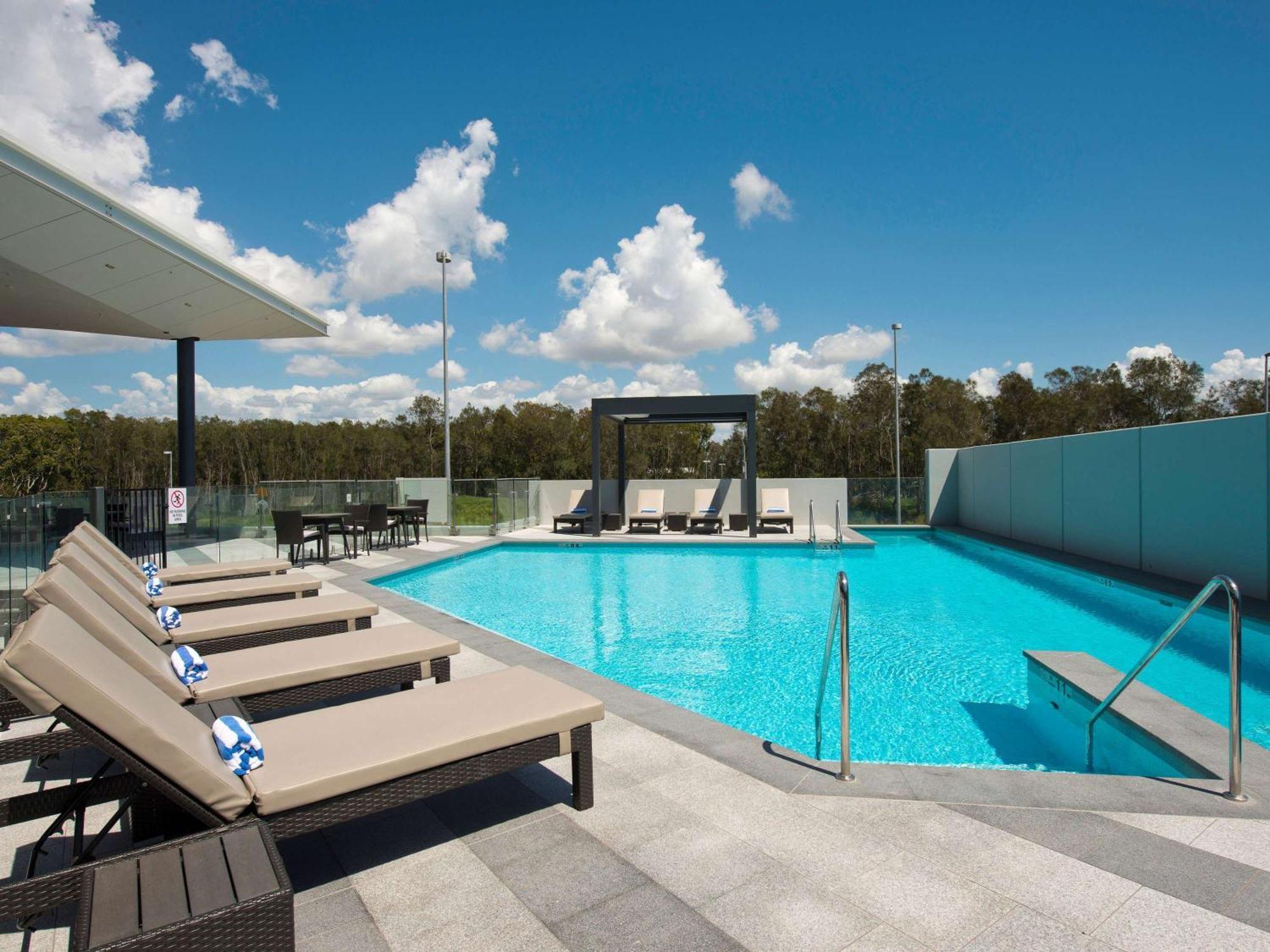 Hotel Pullman Brisbane Airport Exterior foto The rooftop pool at the hotel