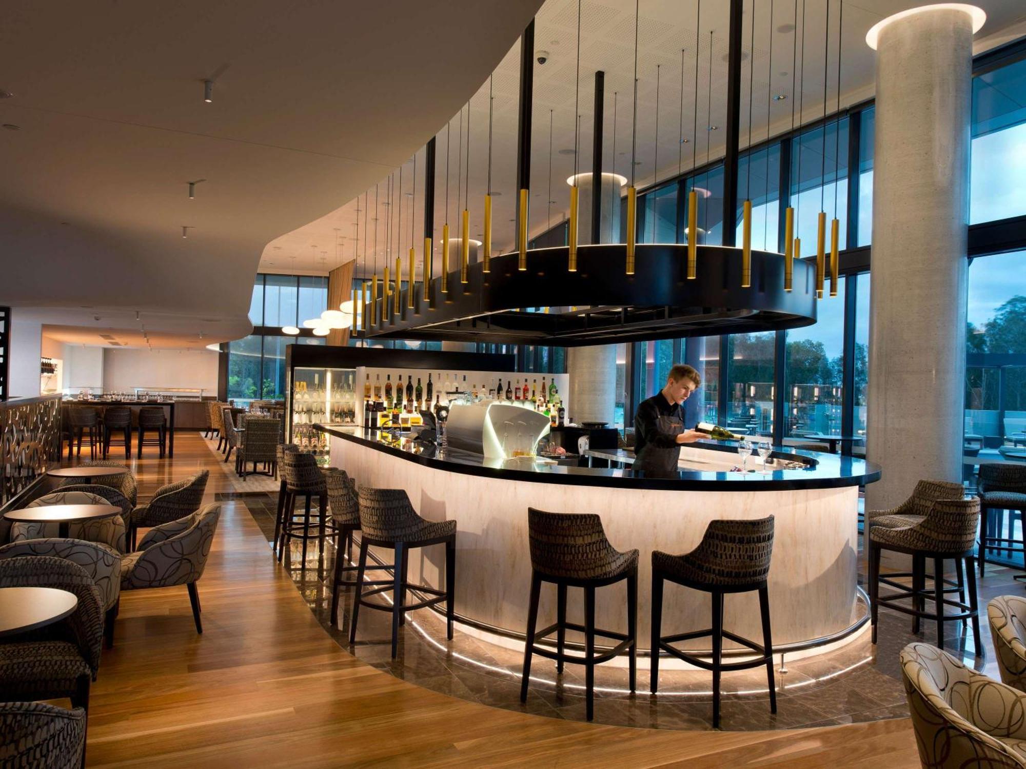 Hotel Pullman Brisbane Airport Exterior foto The bar at the London Hilton on Park Lane