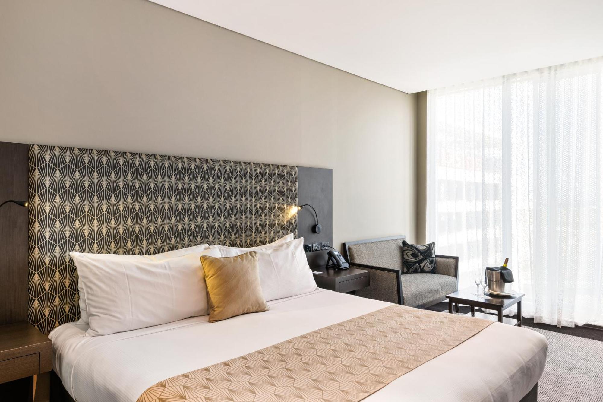 Hotel Pullman Brisbane Airport Exterior foto A bedroom at the hotel