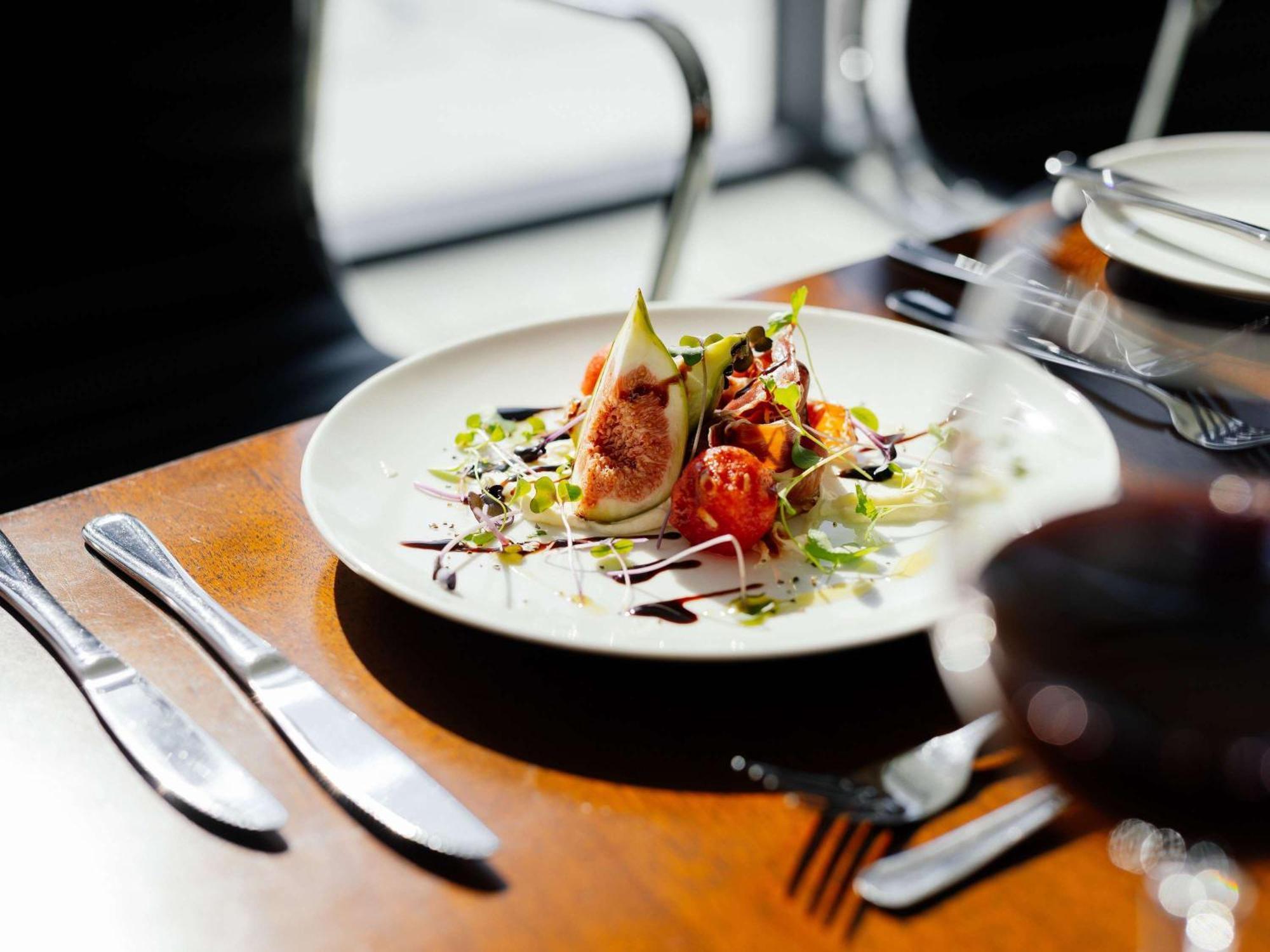 Hotel Pullman Brisbane Airport Exterior foto A salad at the restaurant