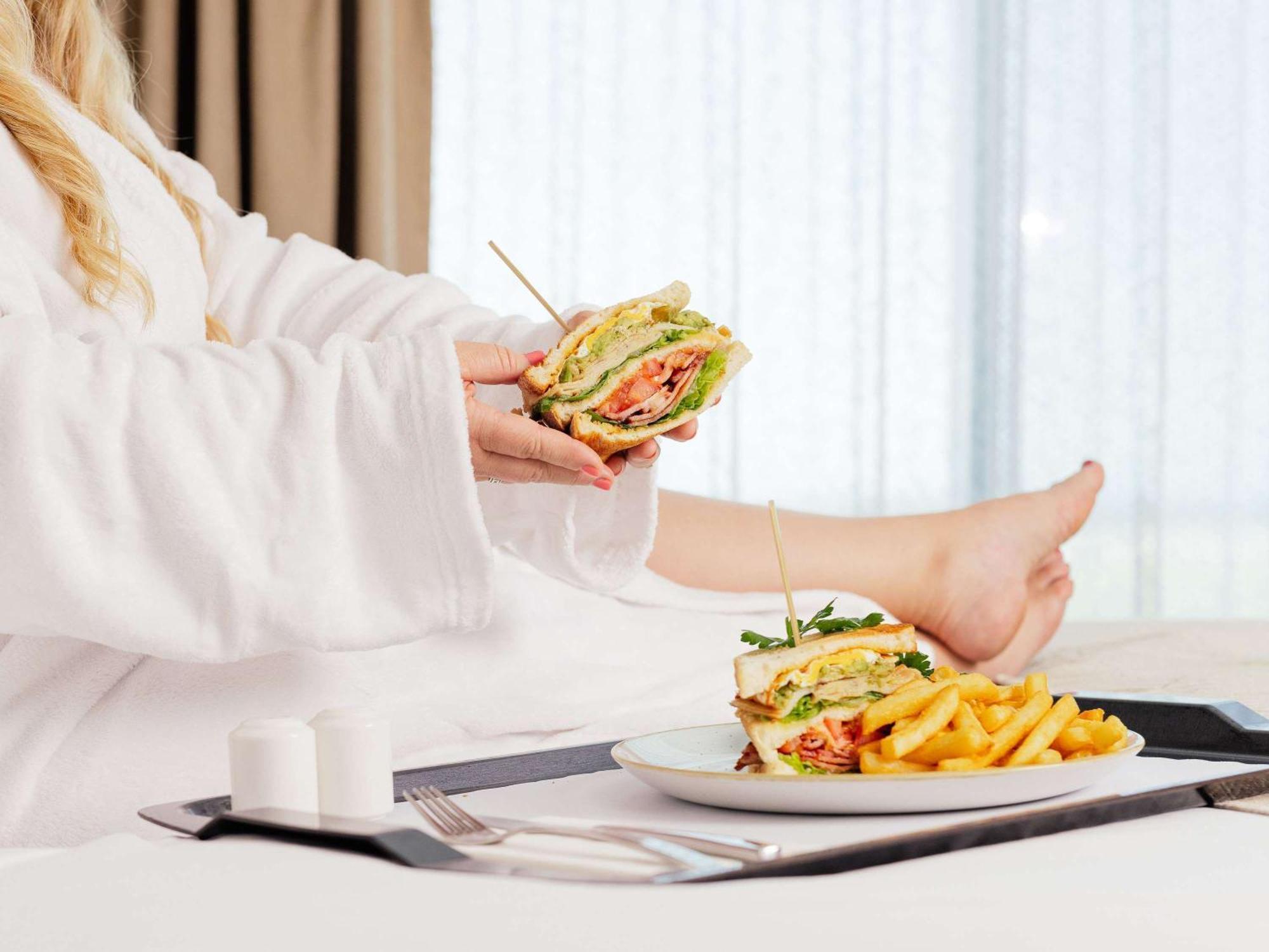 Hotel Pullman Brisbane Airport Exterior foto Room service