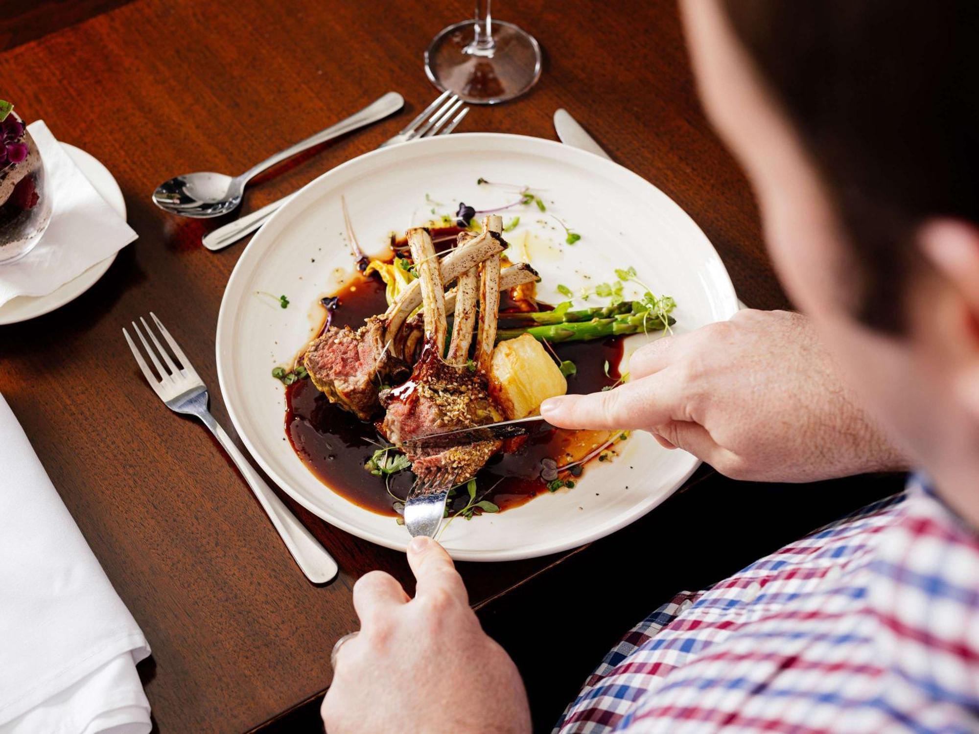 Hotel Pullman Brisbane Airport Exterior foto A man eating a meal