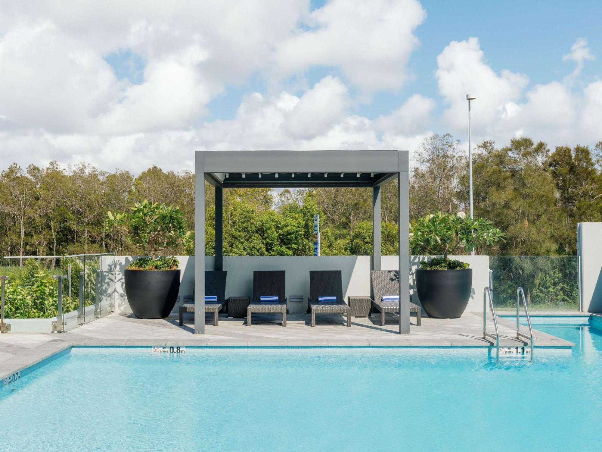 Hotel Pullman Brisbane Airport Exterior foto The pool at the hotel