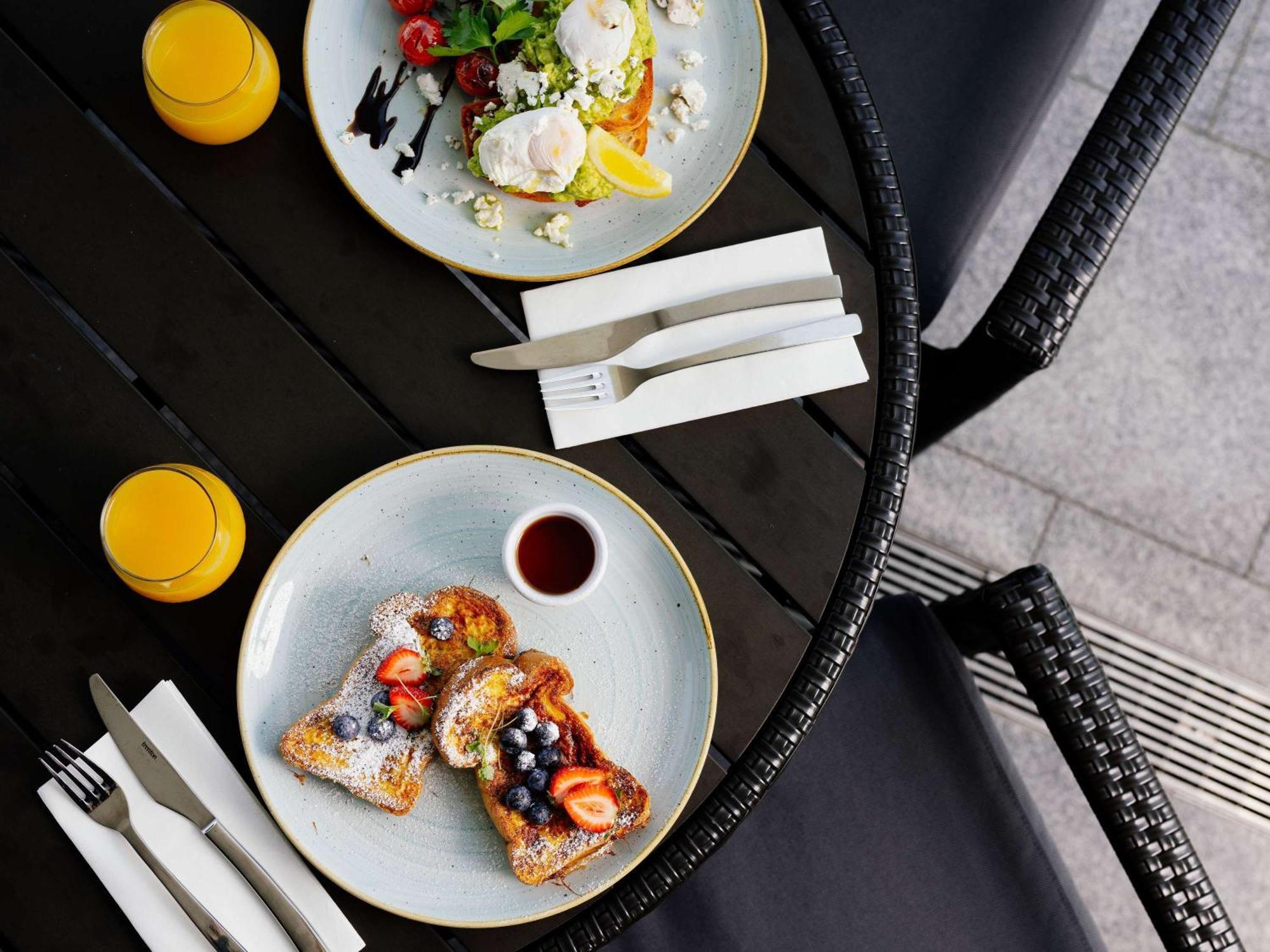 Hotel Pullman Brisbane Airport Exterior foto Breakfast at the hotel