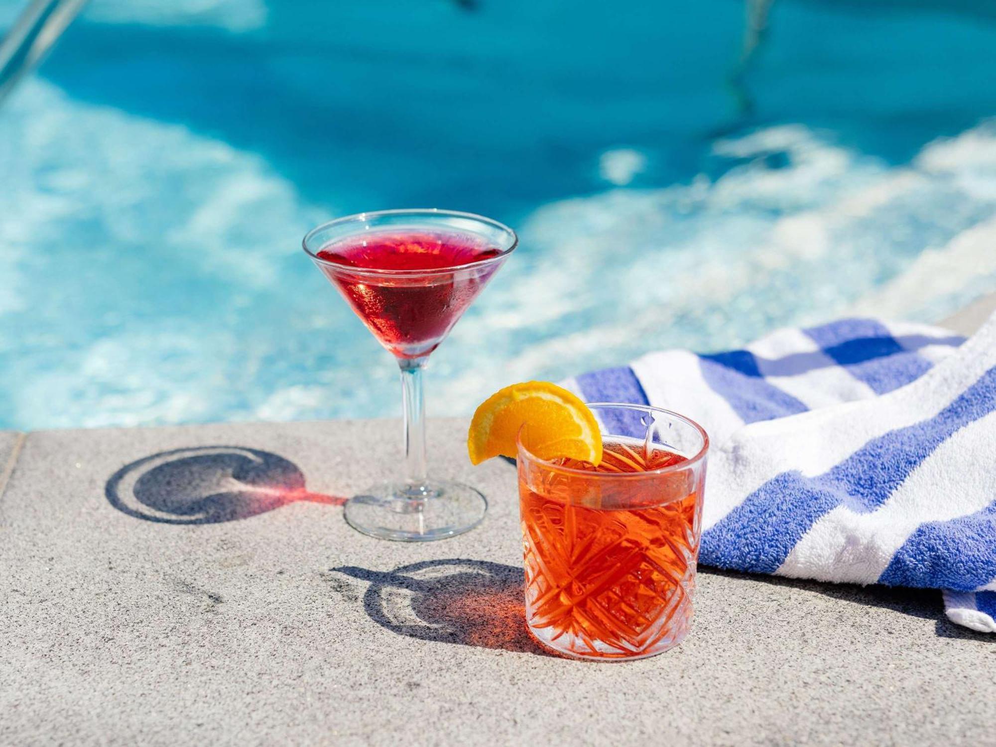 Hotel Pullman Brisbane Airport Exterior foto A cosmopolitan (left) and a Negroni (right)
