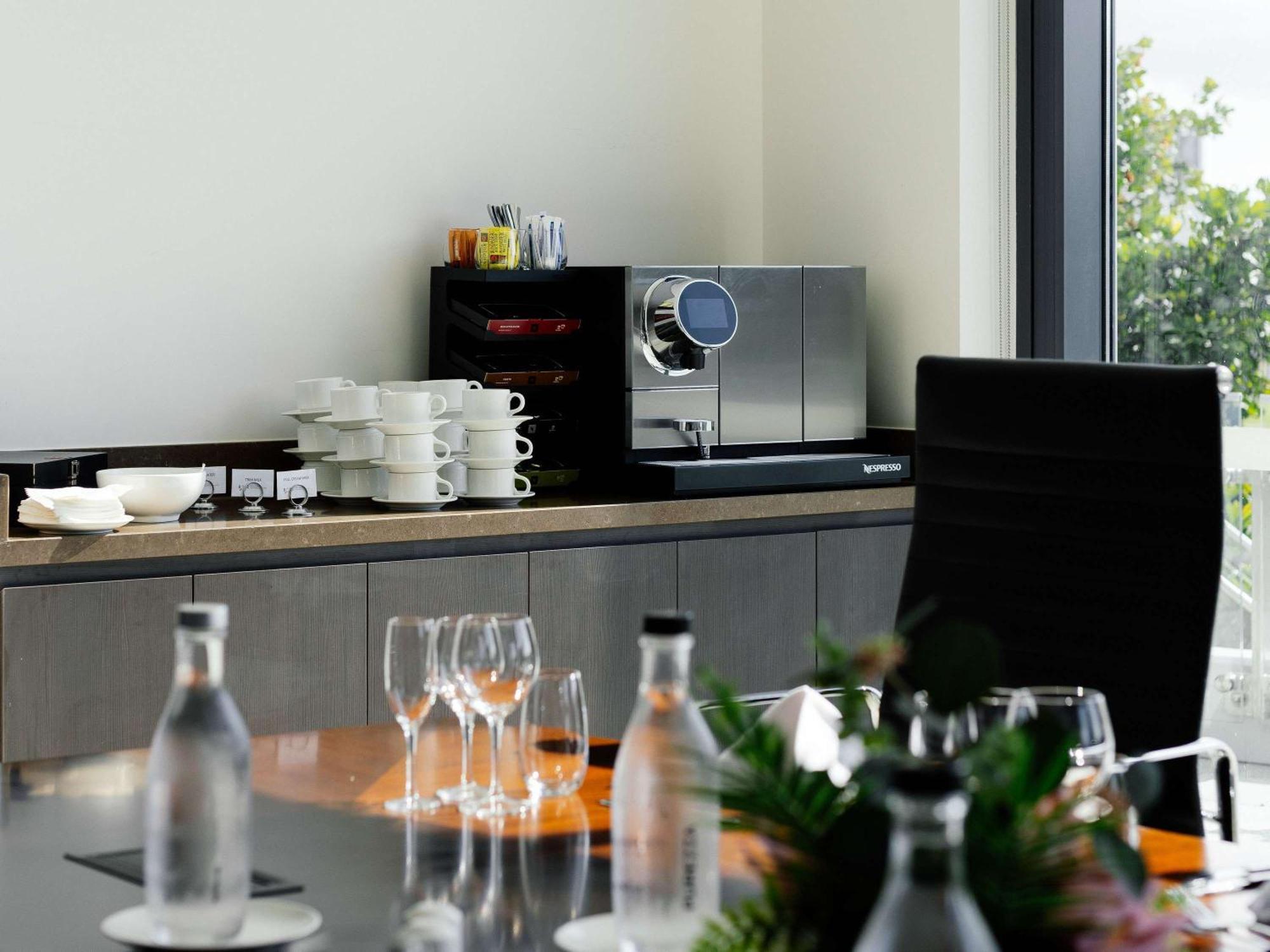 Hotel Pullman Brisbane Airport Exterior foto A coffee machine in a meeting room
