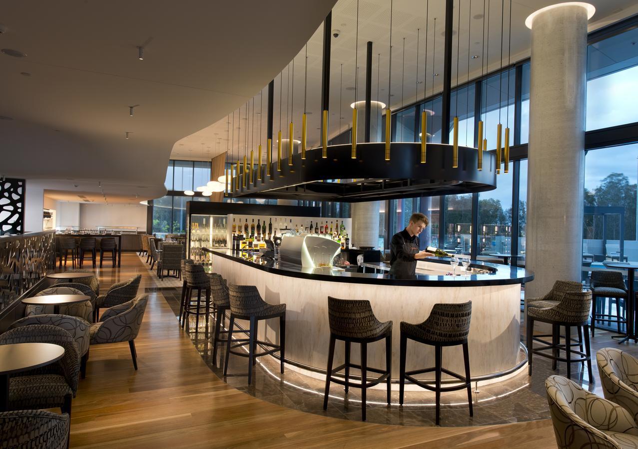 Hotel Pullman Brisbane Airport Exterior foto The bar at the London Hilton on Park