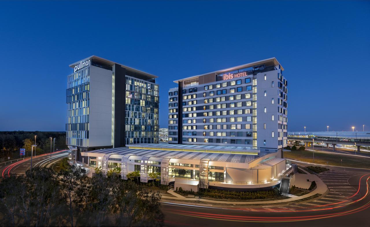 Hotel Pullman Brisbane Airport Exterior foto The hotel at night