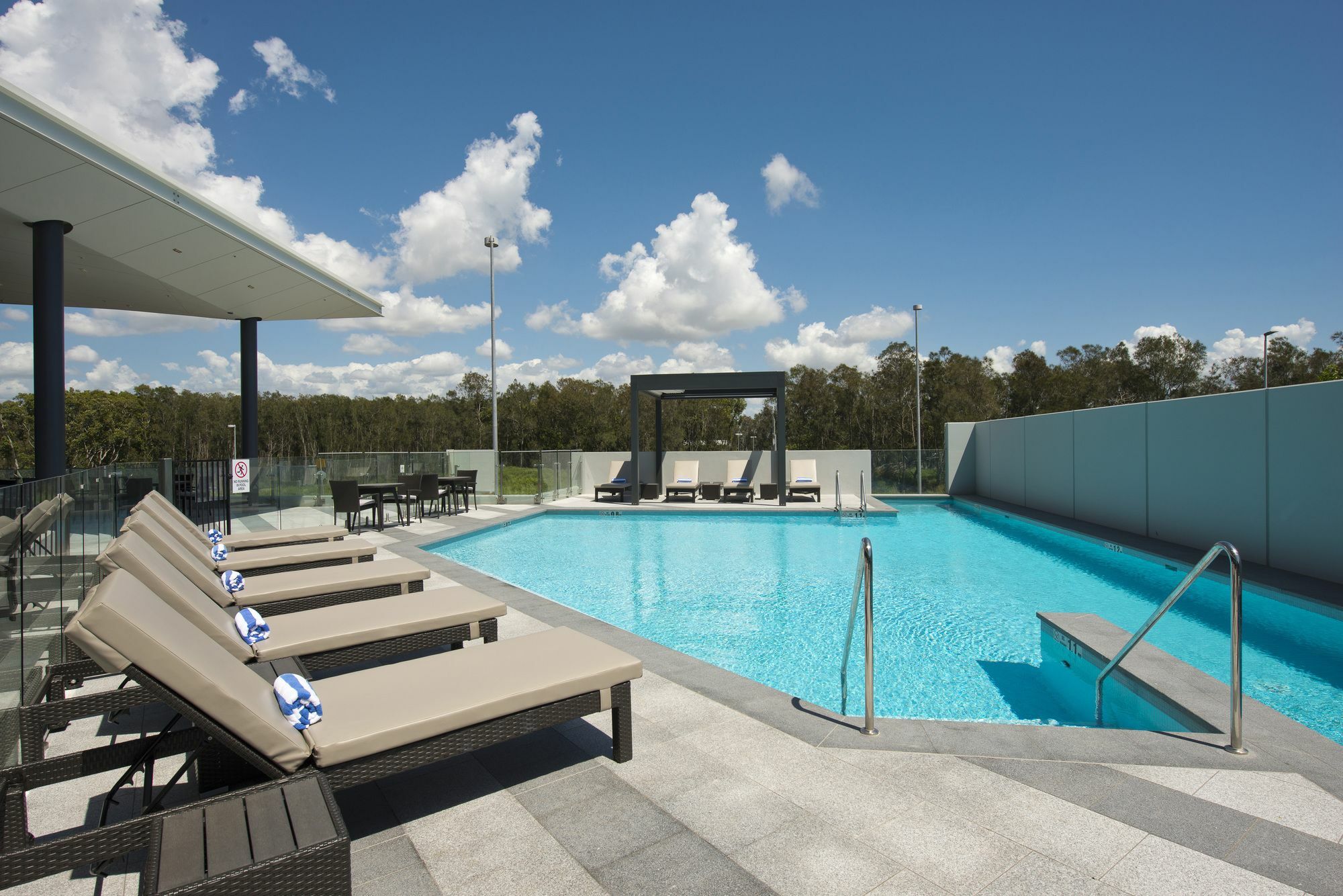 Hotel Pullman Brisbane Airport Exterior foto The rooftop pool at the Emporium Hotel South Bank